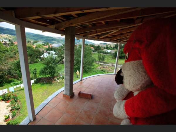 Peluche contre le mauvais oeil sur la façade d'une villa d'un nouveau riche valaque en Albanie