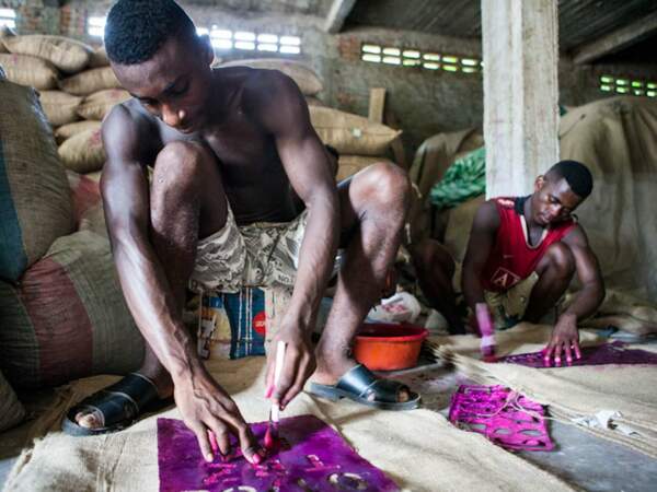 Des hommes préparent l'expédition du cacao à Nosy Bé, Madagascar