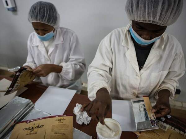 Des ouvriers s'occupent de la transformation du cacao à Antananarivo, Madagascar
