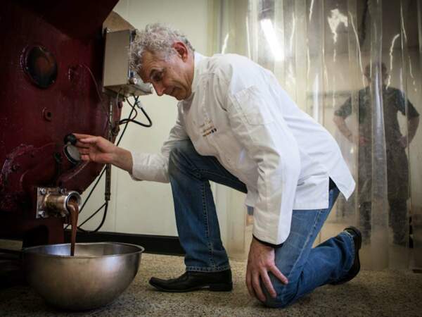 François Pralus procède au mélange de cacao, de sucre et de beurre