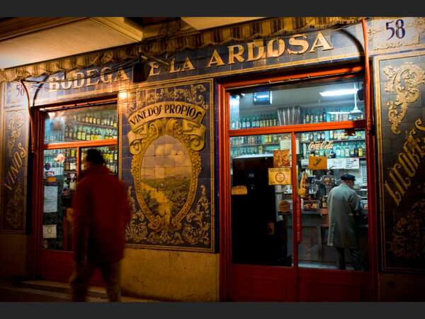 La Bodega de la Ardosa, dans la rue Santa Engracia, à Madrid (Espagne).
