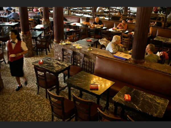 Le Comercial, à Madrid, un café historique que les Madrilènes affectionnent (Espagne).