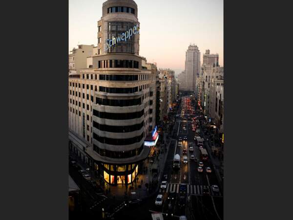 La Gran Via est le coeur battant de la ville de Madrid (Espagne).