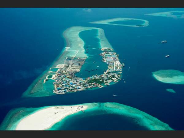 Vue aérienne de Thilafushi, l'île où sont versées les ordures de Malé et de la région, aux Maldives.