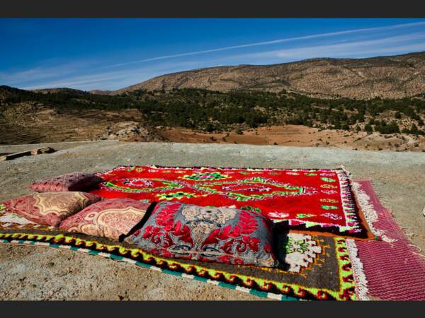 Des tapis et des coussins, pour admirer le paysage, à Tilfitine, dans le Haut-Atlas, au Maroc.