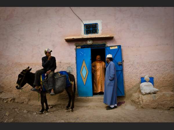 Youssef et ses parents font leurs courses à Adouz, dans le Haut-Atlas, au Maroc.