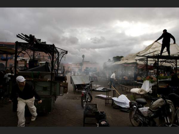 A partir de seize heures, les gargotiers préparent leurs stands sur la place Djemáa el-Fna de Marrakech, au Maroc.