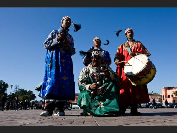 Musiciens gnaouas, descendants d’esclaves d’Afrique Noire, sur la place Djemáa el-Fna de Marrakech, au Maroc. 