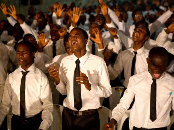 Prière à l’église pentecôtiste Deeper Life dans la banlieue de Lagos, au Nigeria Lagos, Nigeria
