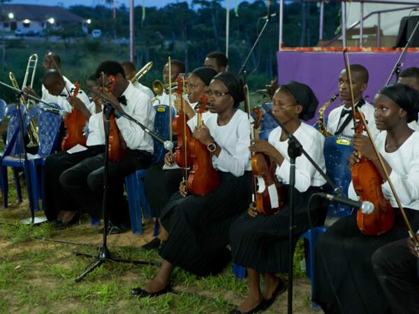 Un orchestre se prépare à jouer lors d’une cérémonie religieuse à Lagos, au Nigeria 