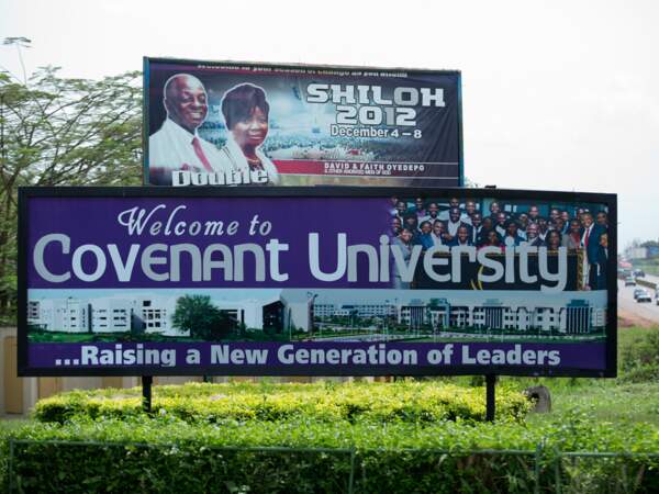 L’une des nombreuses affiches annonçant la venue d’un pasteur, à Lagos, au Nigeria 
