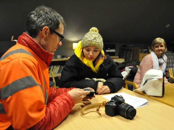 Vidar, de Creative Vacations, explique à ses clients comment photographier une aurore boréale (Tromsø, Norvège). 