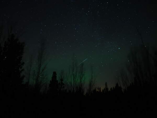 Passage d’une étoile filante dans le ciel étoilé de la région de Tromsø, en Norvège. 