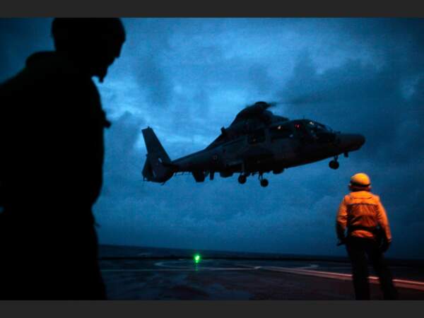 L’hélicoptère Panther décolle du pont arrière du Nivôse, dans l'Océan Indien