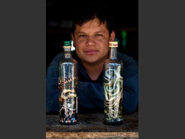 A Choquequirao, au Pérou, ce propriétaire de bar propose sa boisson spéciale : du serpent macéré dans de l'alcool.