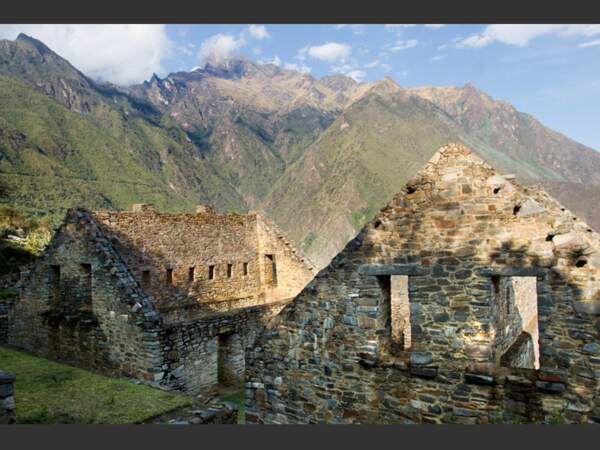 Au bout d'une ascension longue et difficile, les premières traces de l'ancienne civilisation inca apparaissent à Choquequirao, au Pérou.