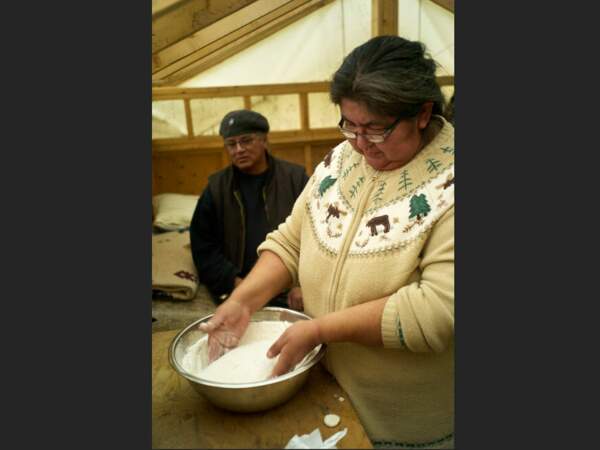 Mireille prépare la « banik », le pain traditionnel des Atikamekw (Québec, Canada).