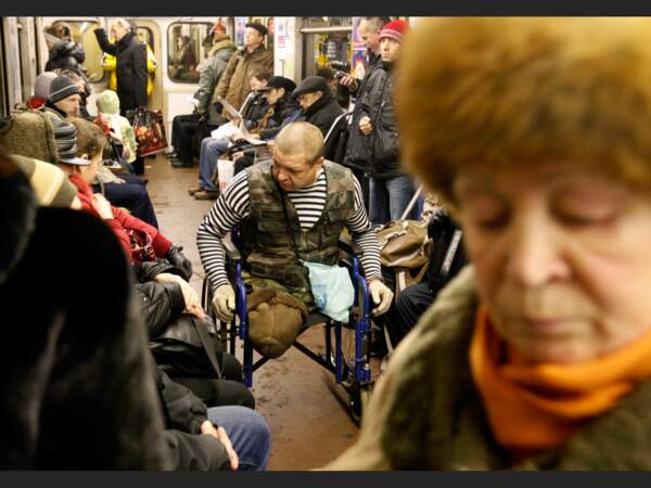 Invalide de guerre dans le métro de Moscou, en Russie