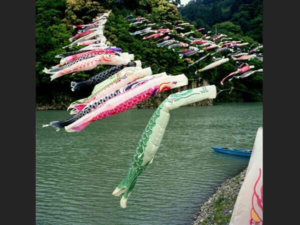 Installations de papier au-dessus de la rivière Nakagawa, au Japon.