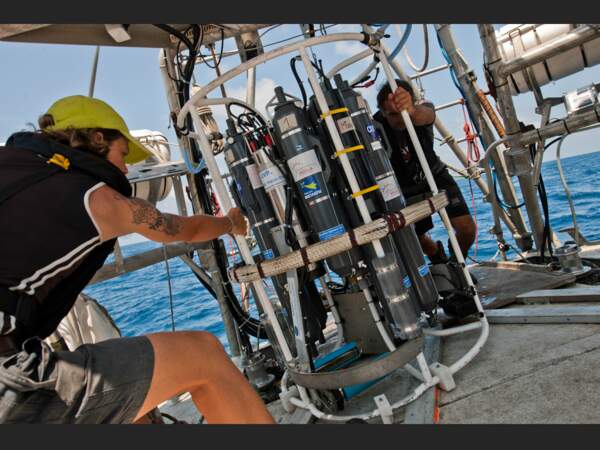 Préparation de la sonde qui permet à l'équipe d'analyser les eaux des Galápagos.