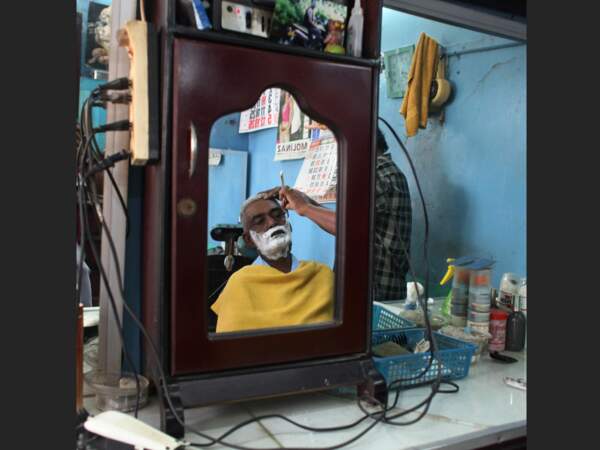 Au Sri Lanka, les barbiers ont du travail, car les hommes veulent rester glabres.