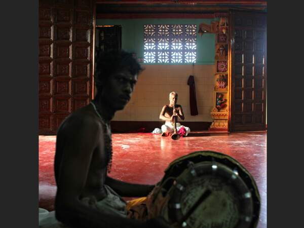 Subramaniam joue du nadaswaram au temple de Kaali, au Sri Lanka.