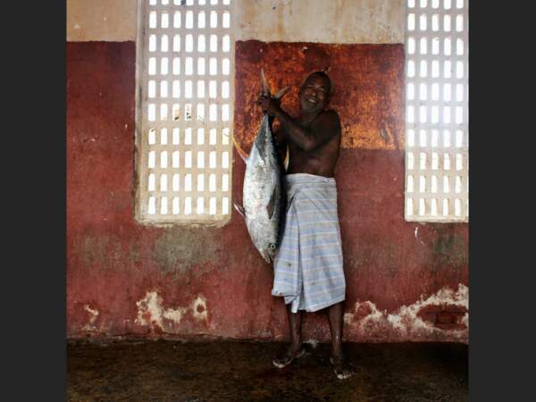 Ce pêcheur exhibe l'un des thons qu'il vient de prendre, au Sri Lanka.