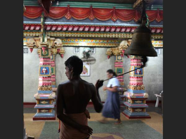 La cloche est sonnée trois fois par jour pour inviter les pratiquants à la prière, au temple de Pathiracali Ambal (Sri Lanka).