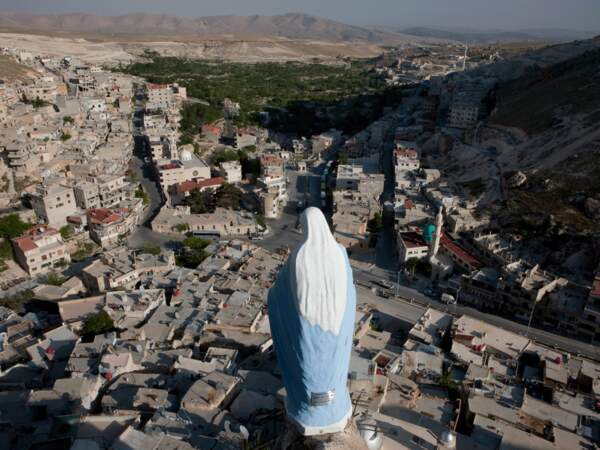 Au nord-est de Damas, la capitale, la statue de la Vierge domine Maaloula (Syrie).