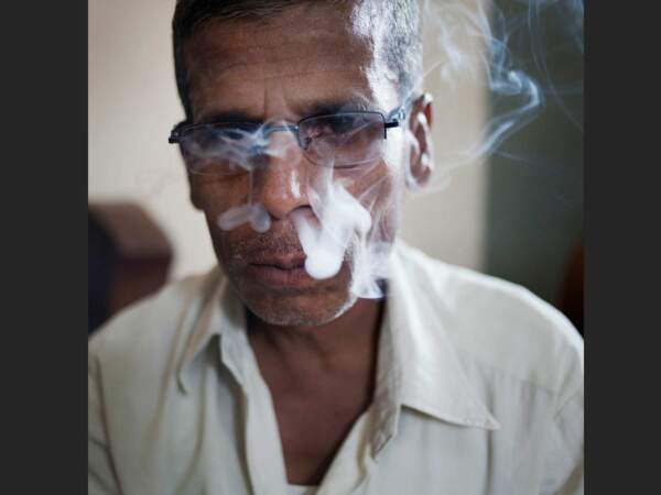 Goûteur de tabac en Inde
