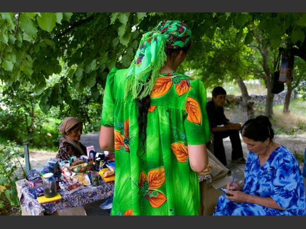 Près du village de Khorog, au Tadjikistan, les femmes se sont faites élégantes pour le jour de la foire.