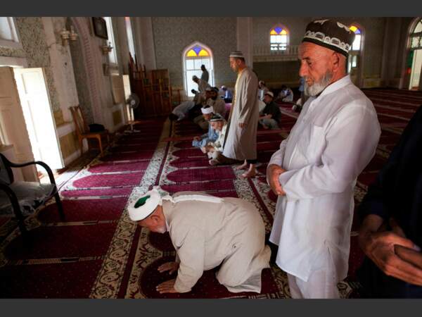 Pour ces fidèles, c'est l'heure de la prière de la mi-journée (Tadjikistan).