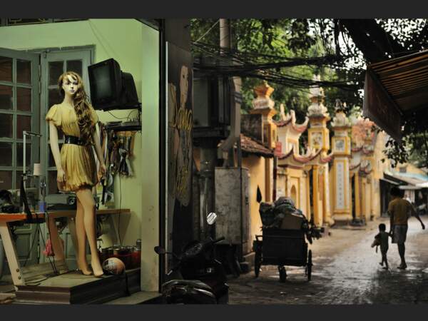 Dans le paisible quartier de Đoi Can, à Hanoi, cette boutique de tailleur côtoie un temple bouddhiste (Vietnam).