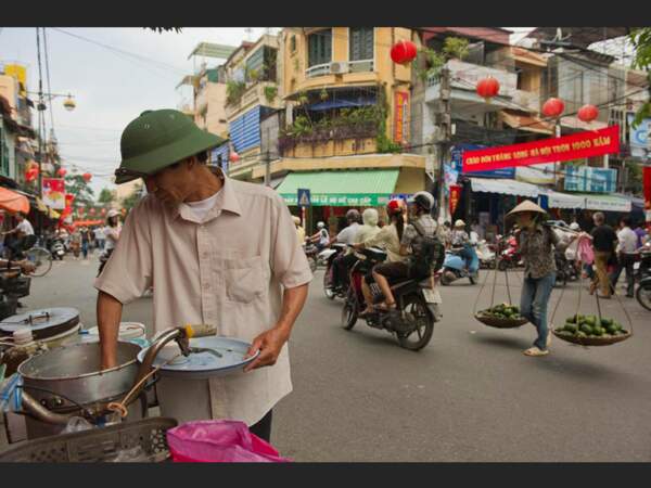 Un marchand de tofu, dans le quartier des Trente-Six-Rues, à Hanoi, au Vietnam.