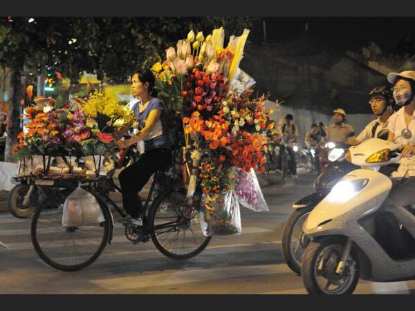 Une marchande de fleurs, à Hanoi, au Vietnam.