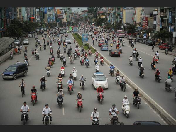 A 7 h du matin, le trafic est dense sur l'avenue Tru’ò’ng Chingh, à Hanoi, au Vietnam.