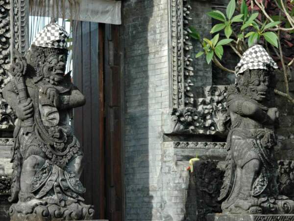 Deux statues marquent l'entrée du temple hindouiste, à Nusa Dua, dans la péninsule de Bukit, sur l'île de Bali, en Indonésie