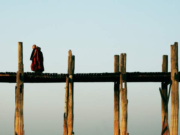Des moines franchissent le Pont d'U Bein, à Amarapura, en Birmanie