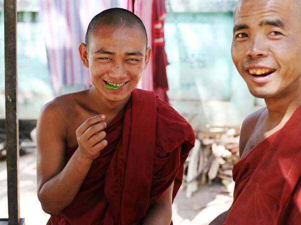 Deux moines sourient après avoir volé des fruits près de Bagan, en Birmanie