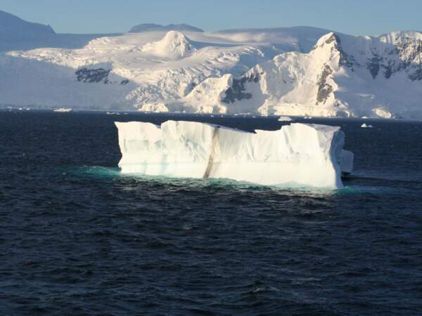 Navire de glace dans le canal Lemaire, en Antarctique