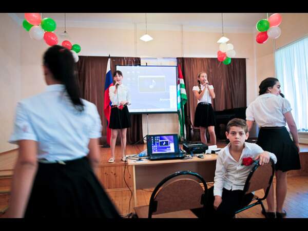 Au collège Pushkin de Soukhoumi, les adolescents répètent leur spectacle. 