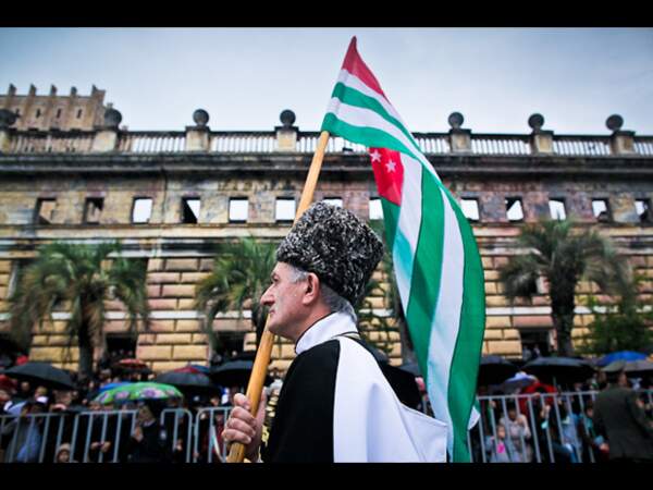 Un homme porte le drapeau de l’Abkhazie, à Soukhoumi