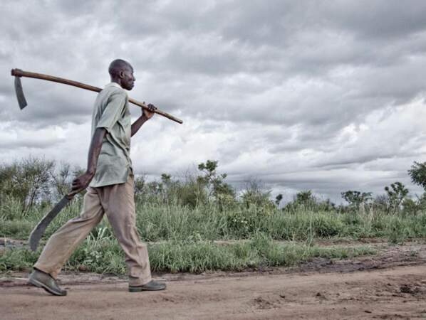 Un homme acholi revenant des champs, nord de l'Ouganda