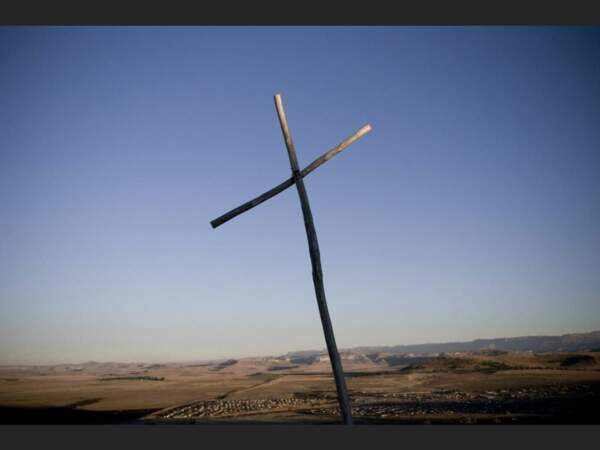 Cette croix surplombe le village de Kestell, en Afrique du Sud.