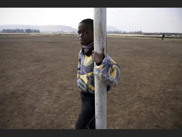 Le football reste une des activités favorites des enfants, sur les grands terrains de terre battue de Kestell, en Afrique du Sud.