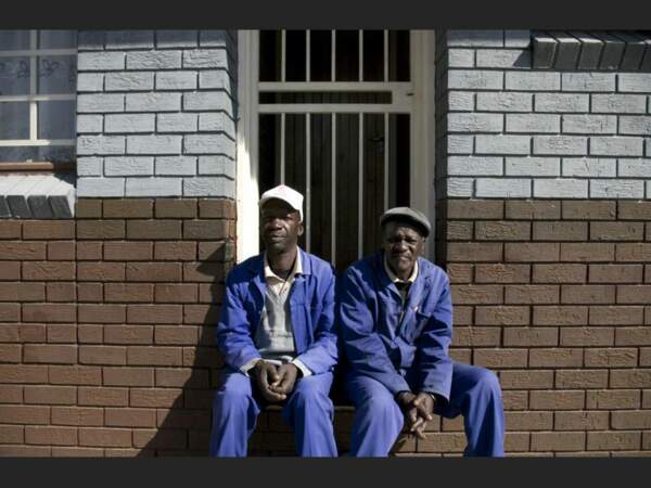 Deux jardiniers font une pause, à Kestell, où le taux de chômage atteindrait 80 % (Afrique du Sud).
