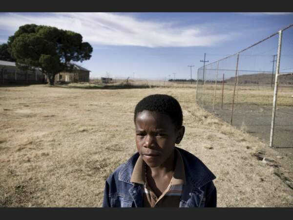 Un enfant de la banlieue noire de Kestell, en Afrique du Sud.