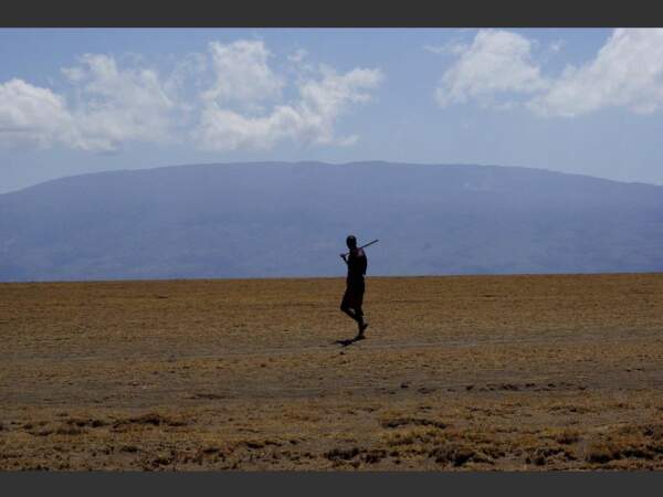 Un guerrier s’en va chasser dans les plaines de Tanzanie