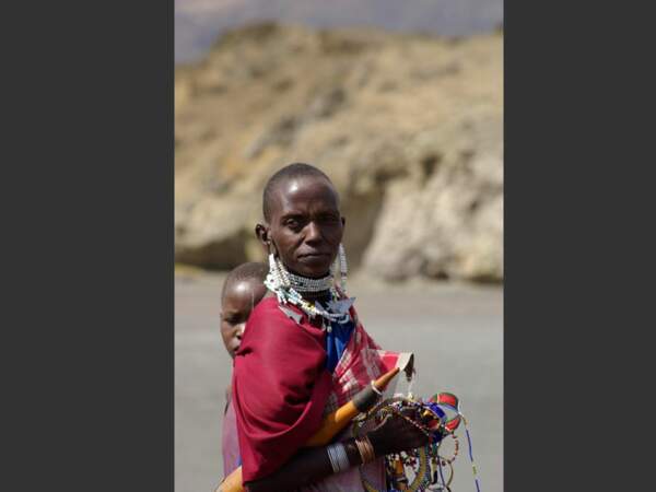 Une femme massaï et sa magnifique parure de bijoux, en Tanzanie.