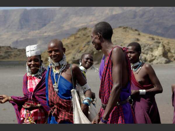 Ces Massaï du nord de la Tanzanie vont vendre des bijoux au marché.
